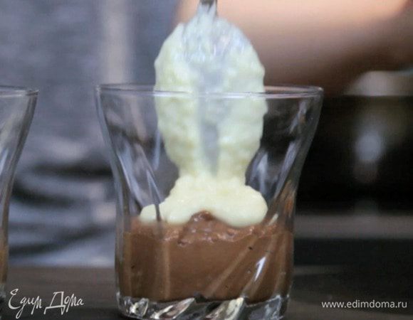 Выложить слоями и украсить зеленью по желанию.