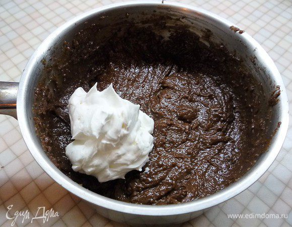 Массу охлаждаем, добавляем взбитые сливки, измельченные грецкие орехи, все хорошо перемешиваем.
