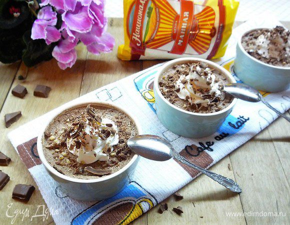 Раскладываем мусс по формочкам, стаканам или креманкам и ставим в холодильник на 3-4 часа. Готовый мусс украшаем тертым шоколадом, орешками и взбитыми сливками.