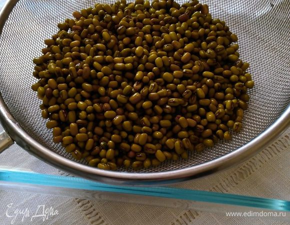 Маш напитался влагой, промываем его в холодной воде.