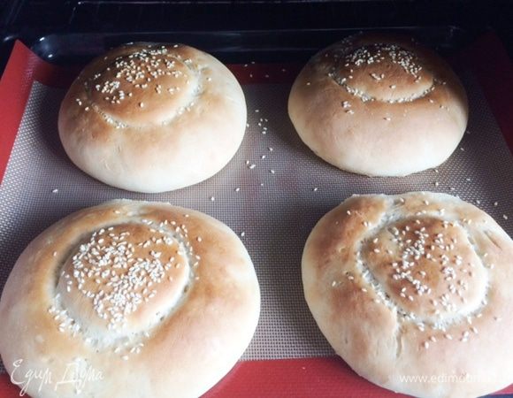 Выпекаем в предварительно разогретой до 240°С духовке с паром (я поставила вниз миску с водой) 15-20 минут (следим за духовкой).