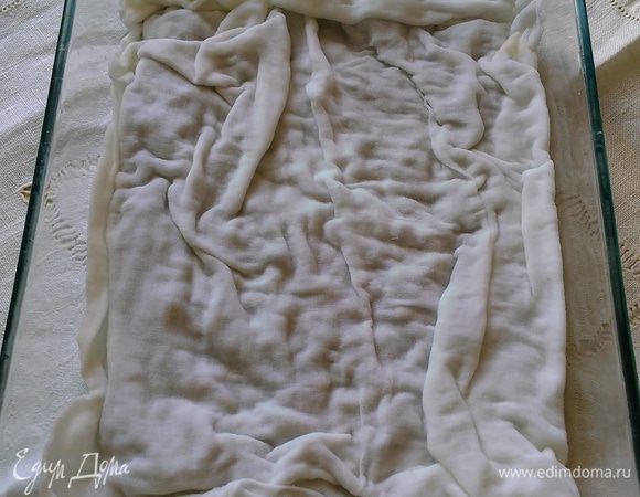 Ставим маш в теплое место. Следим, чтобы марля не высыхала. Через 6-7 часов появятся крохотные ростки.