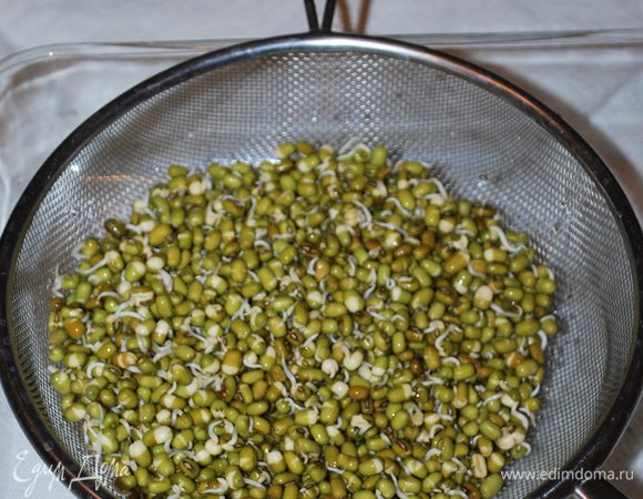 Пророщенный маш хорошо промываем в холодной воде и опускаем на 2-3 минуты в кипяток.