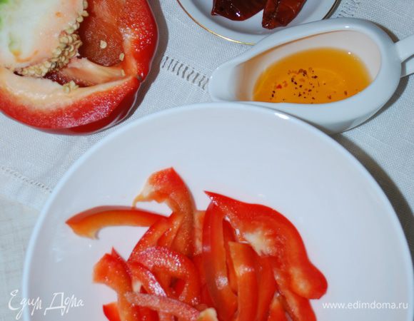 Подготавливаем болгарский перец.