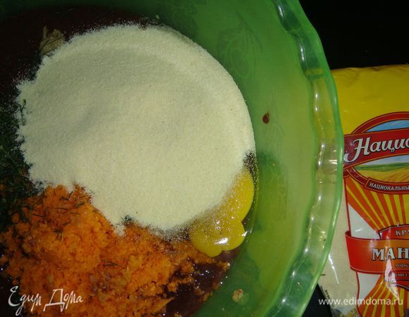 Всыпать манную крупу ТМ «Националь», посолить и поперчить по вкусу.