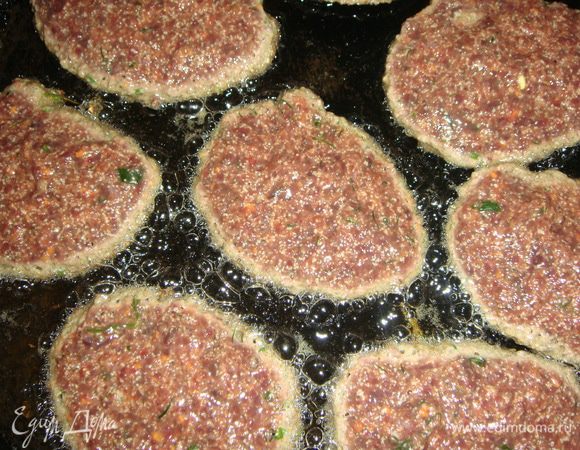 Сковороду нагреть, влить часть подсолнечного масла. Выкладывать смесь столовой ложкой. 