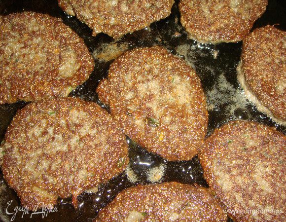 Жарить оладушки с двух сторон до золотистого цвета.