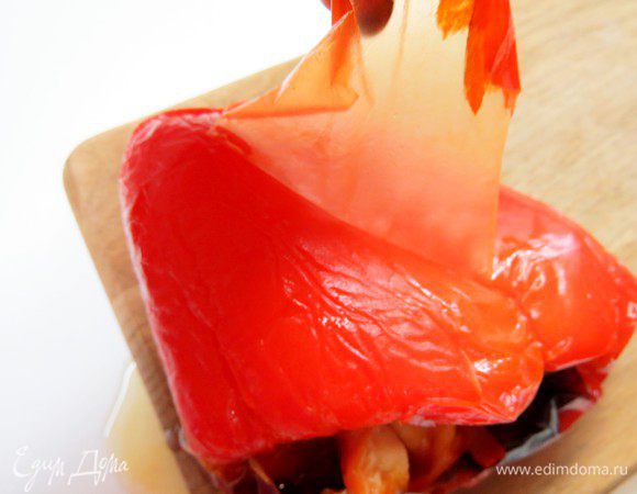 Спустя 10 минут снять с перчиков шкурку, перегородки, семена и плодоножку удалить.