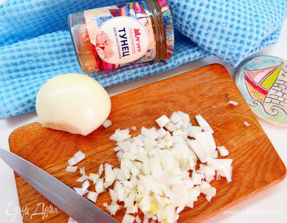 Чистим и мелко режем луковицу.