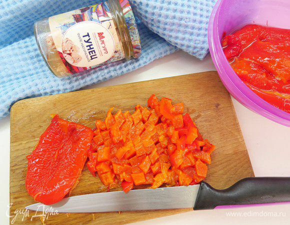 Запеченный перец нарезаем мелкими кубиками.