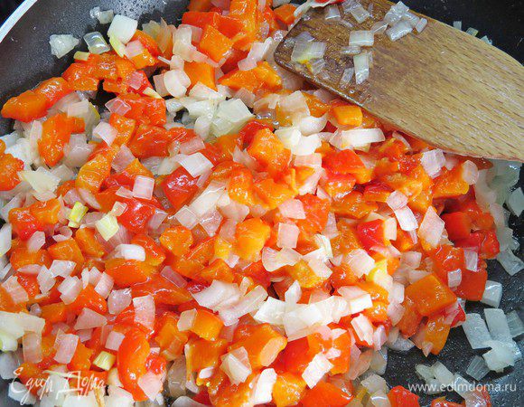 Добавляем перец на сковороду с луком.