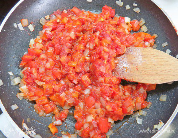 Затем добавляем томатную пасту и тушим 5-8 минут.