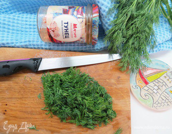 Мелко нарезаем укроп.