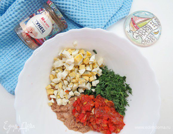 В миске смешиваем тунца ТМ «Магуро» (сок слить), нарезанные яйца, зелень и тушеный лук с перцем и томатным соусом.