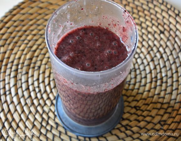 Добавить 200 мл теплой воды, измельчить в блендере. 