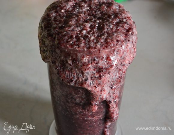 К рисовой массе добавить дрожжи, сахар, перемешать и поставить в теплое место на 10 минут.