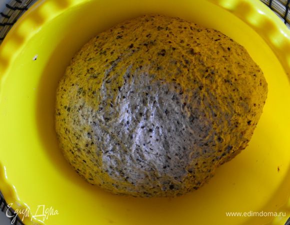 Просеять муку с солью. Добавить рисовую массу и замесить тесто. Муку берем 450-500 г и добавляем по мере необходимости. У меня ушло около 600 г муки. Как только тесто собирается в комок, добавить растительное масло и месить 5-7 минут. Тесто должно быть влажным и немного липнуть к рукам. 