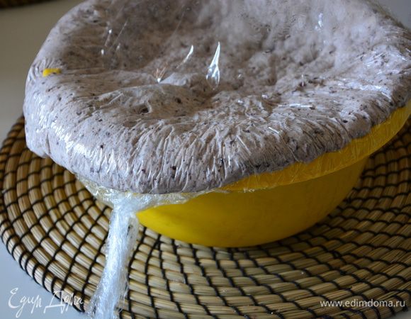 Накрыть пищевой пленкой и убрать в теплое место на 2 часа. Прихожу с прогулки, а тесто убежало :)))) Тесто обмять, накрыть пленкой и снова убрать в теплое место на 1 час.