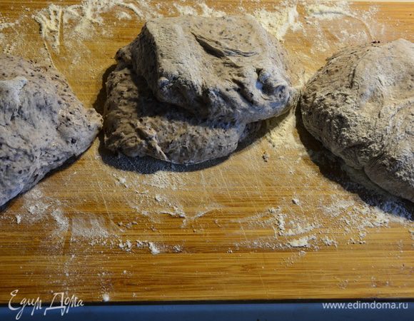 Разделить тесто на 3 части. 