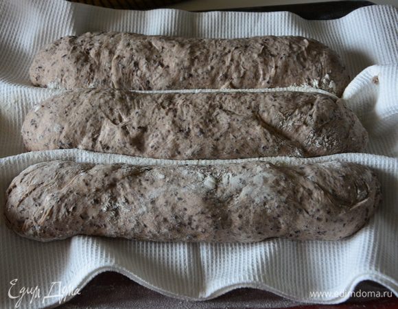 Скатать рулетики и положить швом вверх на полотенце. Полотенце предварительно присыпать мукой. Между багетами сделать бортики из полотенца, как на фото. Накрыть пищевым пакетом или легким полотенцем и убрать в теплое место на 45 минут.
