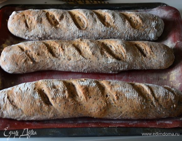 Духовку разогреть до 250°С. Поставить вниз емкость с водой. Побрызгать духовку водой, быстро засунуть багеты в духовку, убавить до 225°С и выпекать 20-25 минут до румяной корочки. Приятного аппетита!