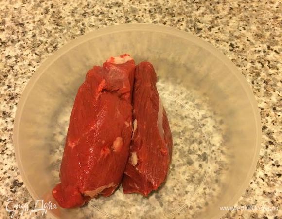 Мясо отварить до готовности и остудить.