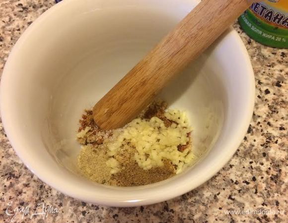 Чеснок выдавить через пресс, орехи измельчить блендером. В ступке смешать чеснок, специи, орехи, соль и черный перец.