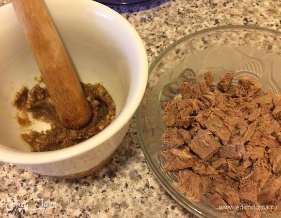 Мясо нарезать кубиками. Ореховую смесь смешать со сметаной.