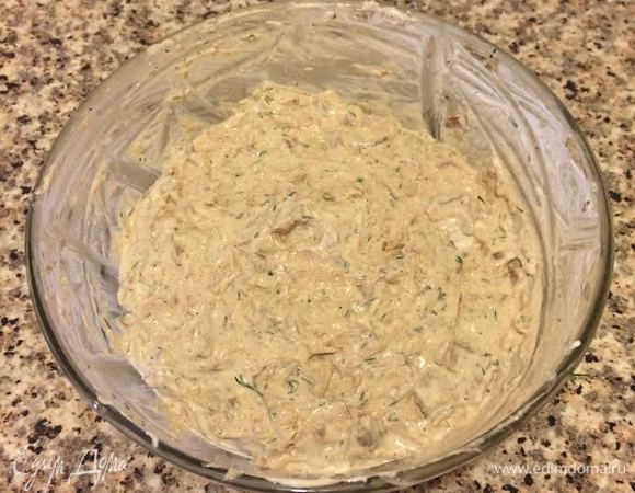 Добавить к мясу сметанную заправку, укроп и все хорошо перемешать. Накрыть пленкой и отправить в холодильник на пару часов.