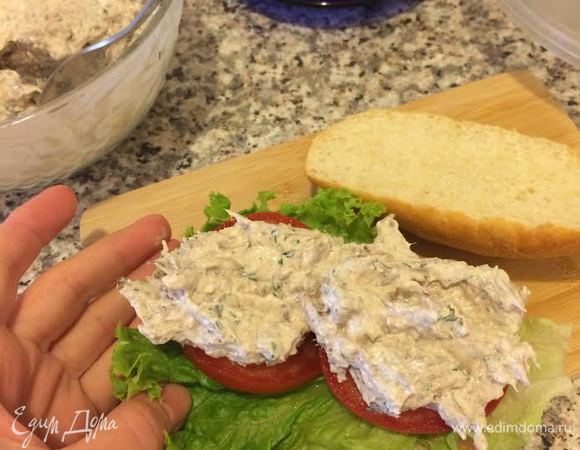 Собрать сендвич: багет, лист салата, помидор, мясной салат и накрыть второй половинкой багета.