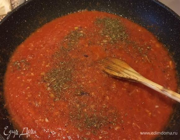 Лук и чеснок потушить, добавить помидоры, сахар, соль, черный перец, базилик, перемешать, накрыть крышкой и тушить 20 минут.