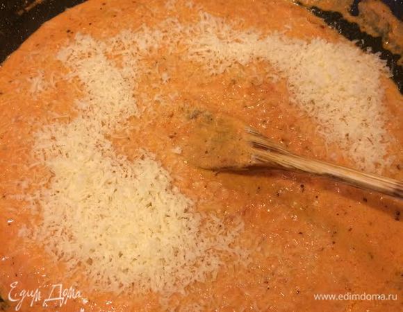 Томатный соус снять с огня, добавить сливки, быстро перемешать, затем добавить сыр.