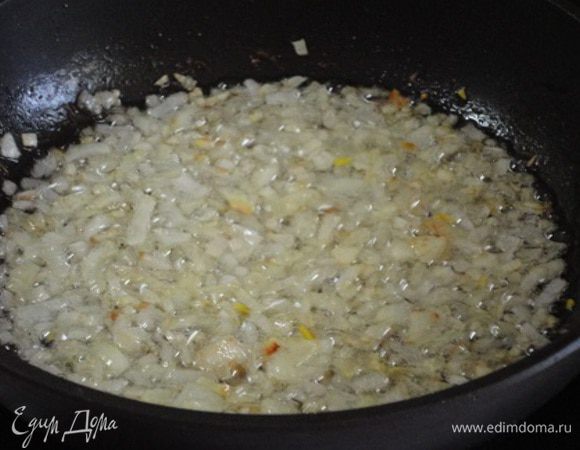 Лук мелко нарезать и обжарить в растительном масле до золотистого цвета.