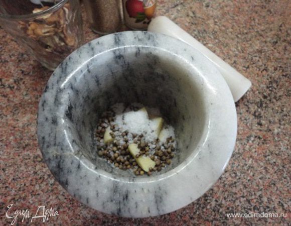 Пока лук золотится, в ступке растереть чеснок с солью и кориандром.