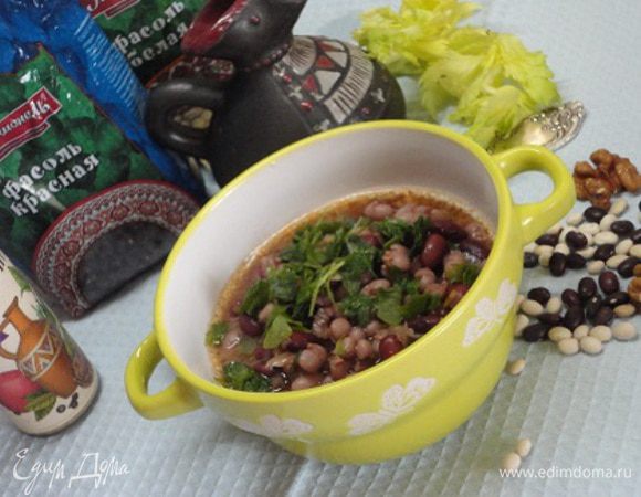 Снять лобио с огня и дать настояться 10 минут. Перед подачей посыпать зеленью кинзы (у меня была петрушка).