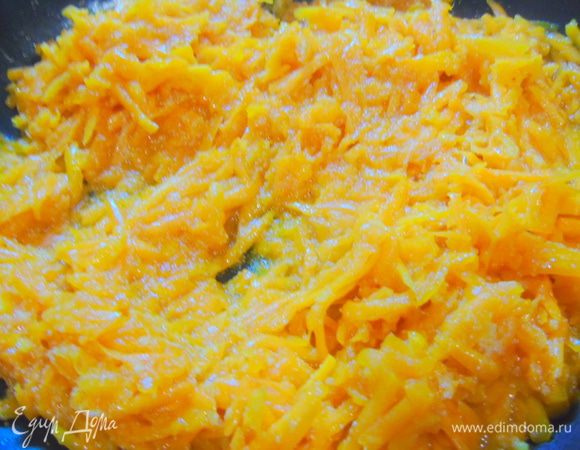 Слегка обжарьте на сливочном масле вместе с сахаром и манной крупой.