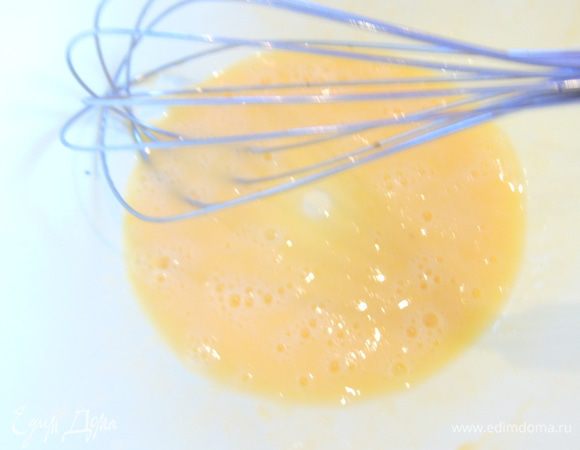 Яйцо слегка взбейте венчиком.