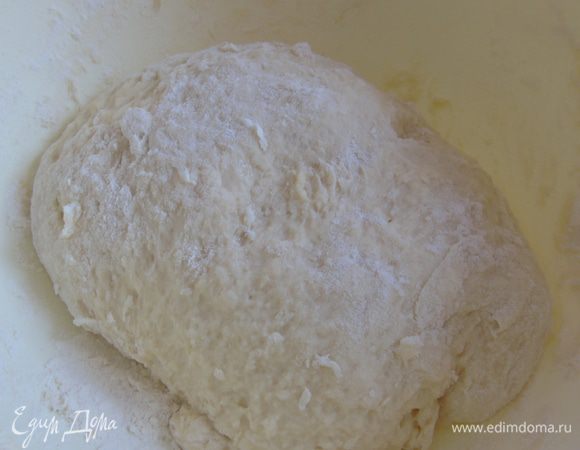 Всыпьте муку, смешанную с содой, солью и сахаром. 