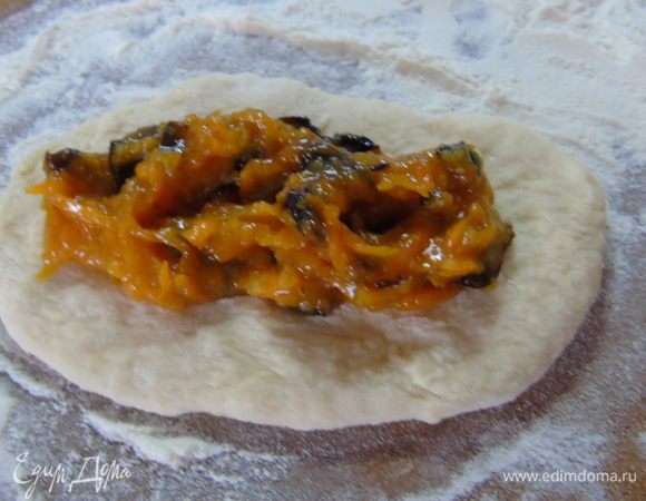 Выложите начинку, примерно 2 ч. л.