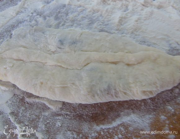 Залепите края и слегка сплюсните  его или прокатайте скалкой, так он быстрее пропечется.