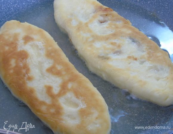 Жарьте на растительном масле на среднем огне с обеих сторон до румяной корочки.