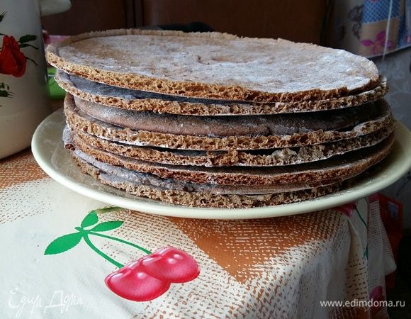 Разделить на 8-9 шариков, раскатать блин под размер своей формы, вырезать крышкой и выпекать на посыпанном мукой противне 2-3 минуты. 