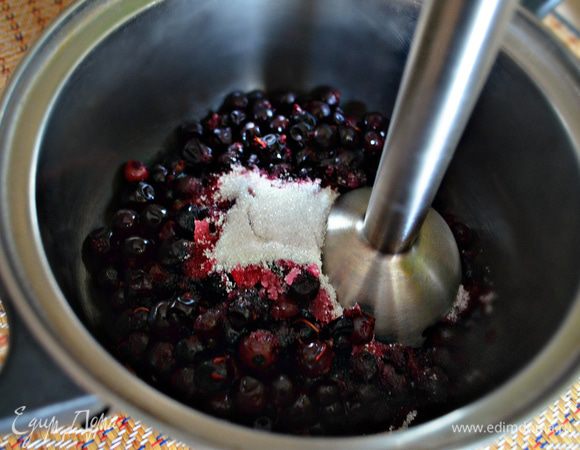 Блендером перетереть ягоды смородины с сахаром. Если вам будет недостаточно сахара, то добавьте по своему вкусу.