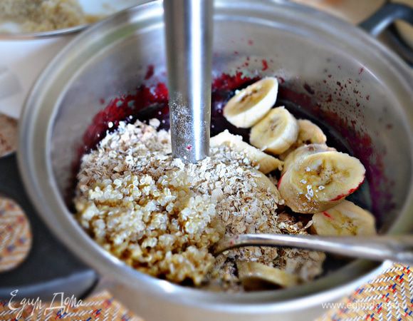 Далее нужно добавить киноа, овсяные хлопья ТМ «Националь» и банан. 