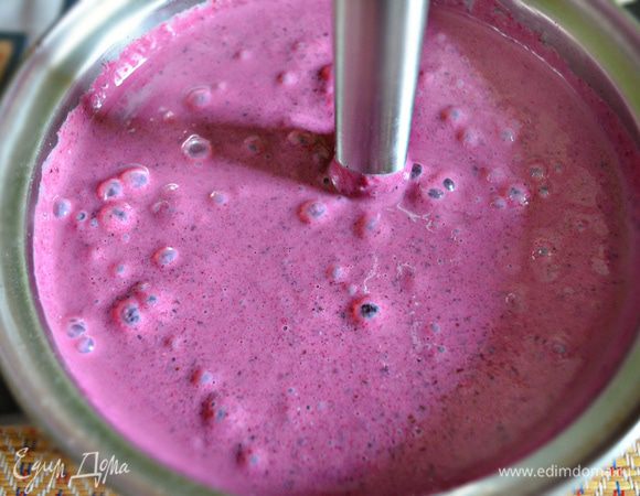 Продолжая взбивать, порционнно добавляйте к взбитой массе молоко, доводя смузи до нужной консистенции. Если вы готовите смузи с вечера, то поставьте его на ночь в холодильник. К утру десерт станет еще гуще и насыщеннее.