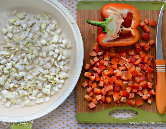 Лук мелко порубите и пассеруйте на оливковом масле вместе с порубленной мелкими кубиками половиной большого красного перца.