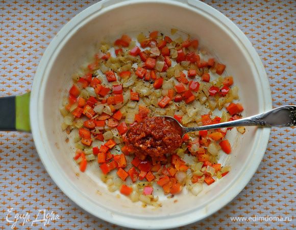 Посолите, приправьте перцем, щепоткой сухой мятой и базиликом, добавьте 1 ст. л. томатного соуса или 0,5 ст. л. пасты. Я использую томатную приправу собственного приготовления, кому интересно, можете заглянуть сюда https://www.edimdoma.ru/retsepty/57836-priprava-iz-ovoschey-nezamenimaya-i-vkusnaya-zagotovka-na-zimu