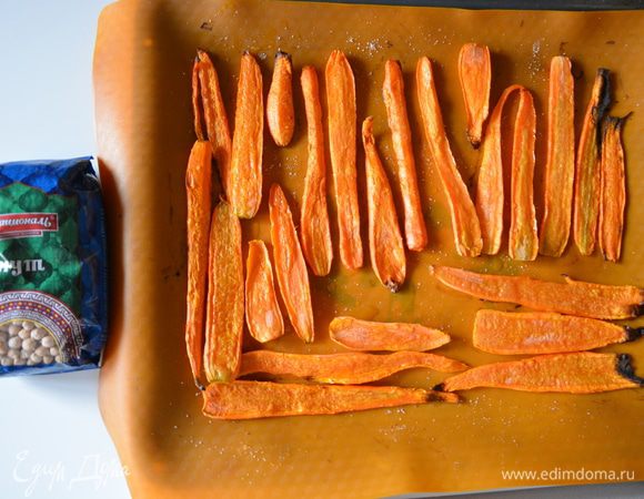 Морковь разрезать вдоль, посолить, сбрызнуть оливковым маслом и выпекать при 200°С 15 минут.