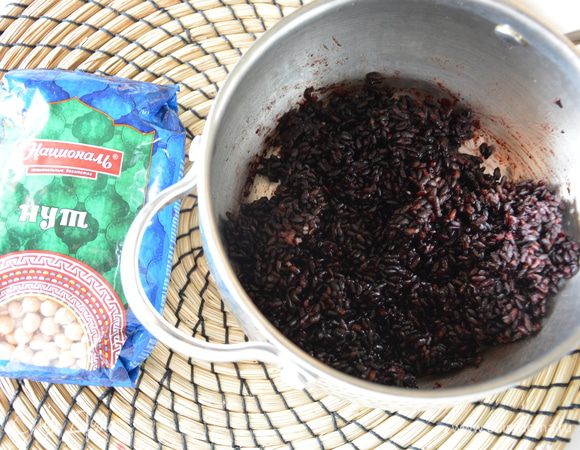 Короткий черный дикий рис промыть и отварить согласно инструкции на упаковке. Посолить и перемешать.