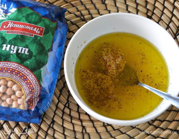 Смешать все ингредиенты для соуса: лимонный сок, оливковое масло, горчица дижонская, соль, перец, мед.